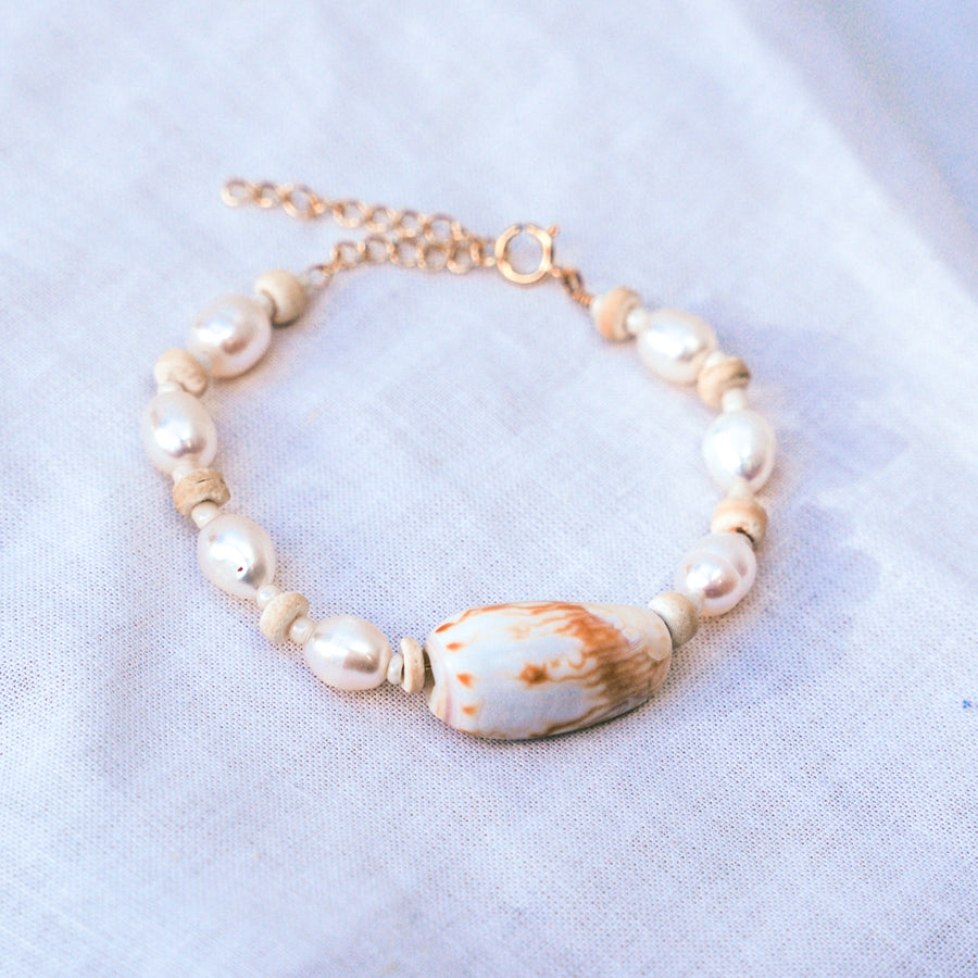 Minimal Shell and Pearls Bracelet