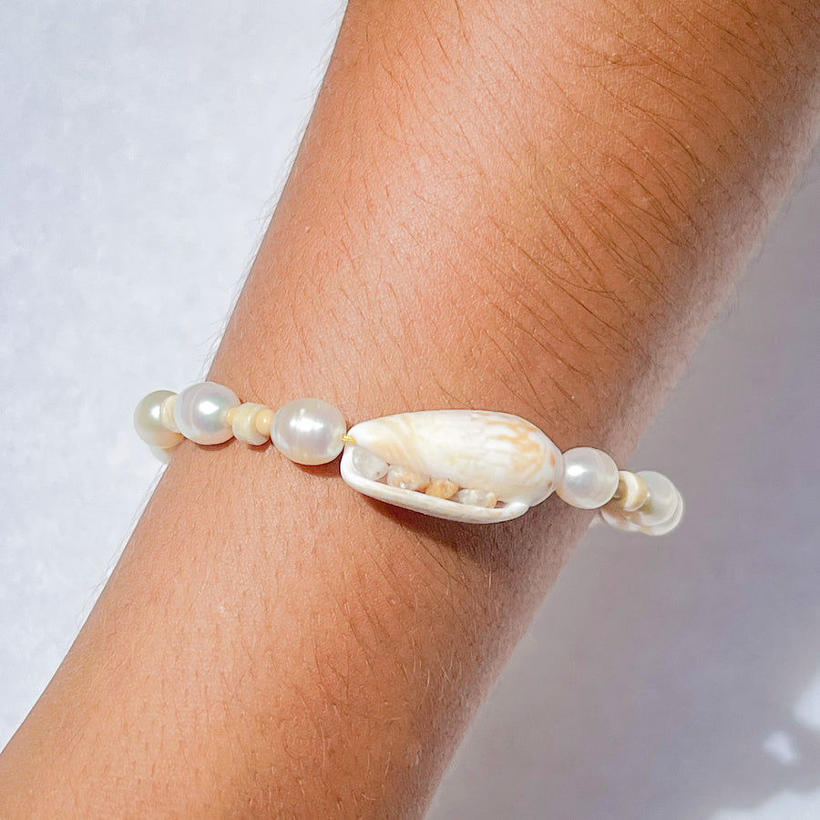Minimal Shell and Pearls Bracelet